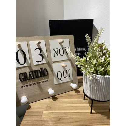 Calendário Decorativo de Parede com Portas Chave