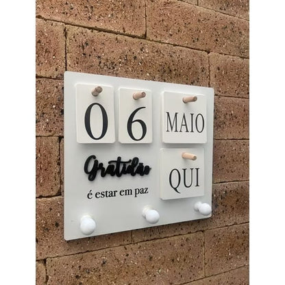 Calendário Decorativo de Parede com Portas Chave